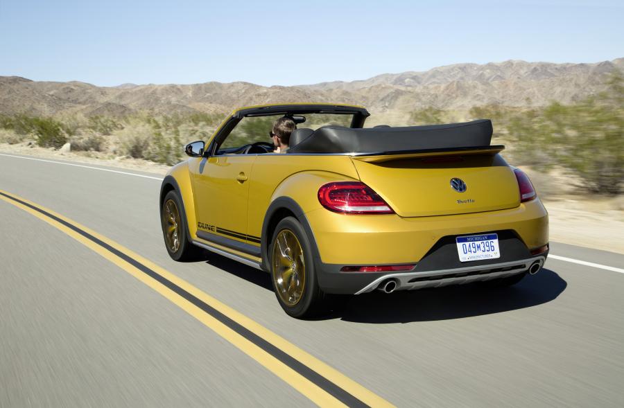  Volkswagen Beetle Dune Convertible 2016 года  (фото 18 из 32)